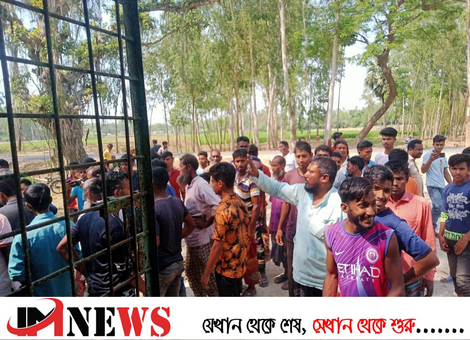 গাইবান্ধায় ঘুষ নিয়ে জমি খারিজ করার প্রতিবাদে ইউনিয়ন ভুমি অফিস ঘেরাও