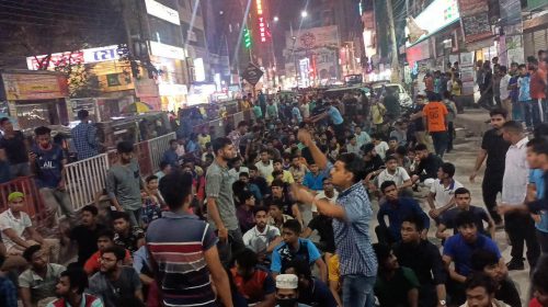 রংপুরে রাস্তা অবরোধ করে পলিটেকনিক ইনস্টিটিউটের ছাত্রদের বিক্ষোভ