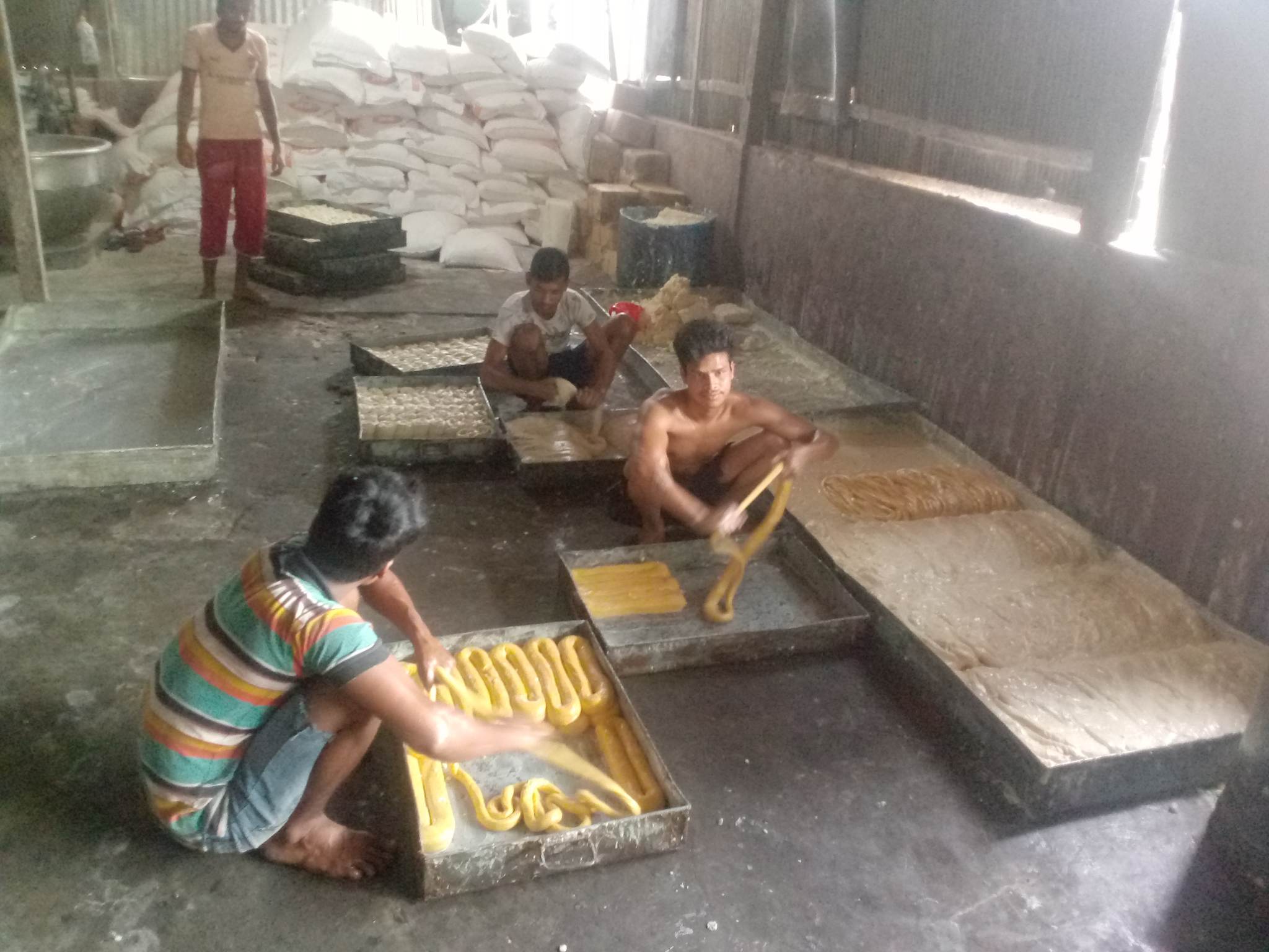 নীলফামারীতে অসাস্থ‍্যকর পরিবেশে তৈরি হচ্ছে লাচ্ছা সেমাই