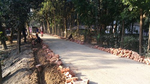 সাদুল্ল্যাপুরে রাস্তা পাকাকরণ কাজে নিম্নমানের খোয়া ও বিট বালু ব্যবহার