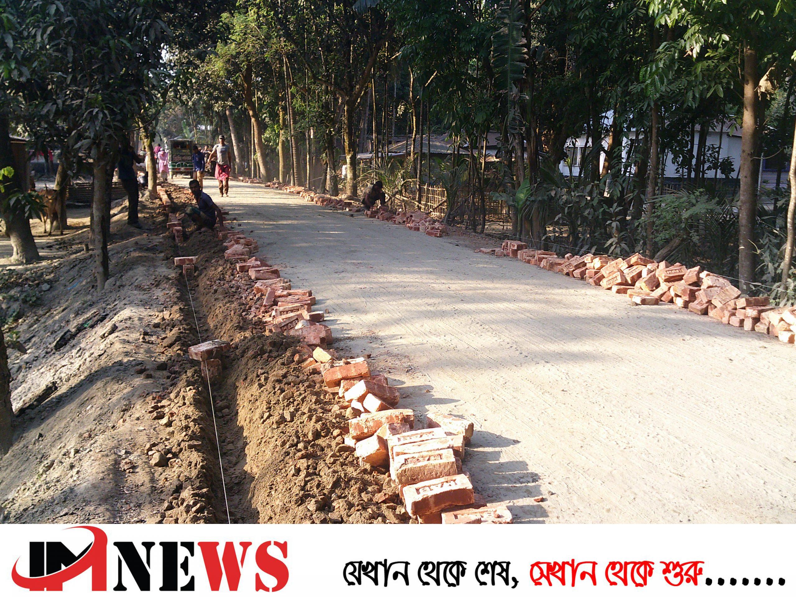 সাদুল্ল্যাপুরে রাস্তা পাকাকরণ কাজে নিম্নমানের খোয়া ও বিট বালু ব্যবহার